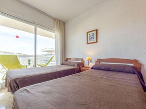 2 slaapkamers, een bureau, een strijkplank/strijkijzer, wifi