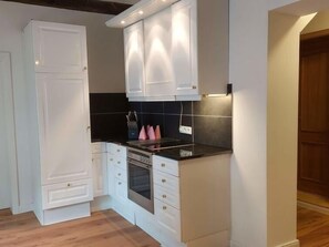 ثلاجة، فرن، كرسي للأطفال، مستلزمات طهي/أطباق/أوعية