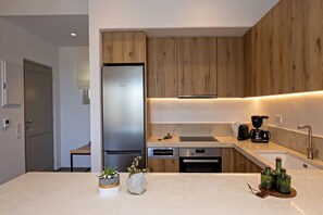Frigorífico, horno, placa de cocina y lavavajillas