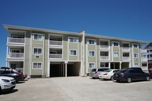 Exterior - Super cute two-bedroom condo across from ocean w/pool-perfect for comfort and budget (North Myrtle Beach)