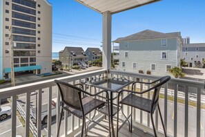 Outdoor dining - Super cute two-bedroom condo across from ocean w/pool-perfect for comfort and budget (North Myrtle Beach)
