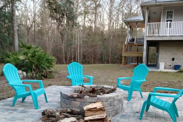 Outdoor Retreat: Gather around the fire pit for unforgettable evenings under the stars! (firewood not provided)