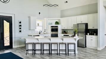 Réfrigérateur, four à micro-ondes, un four, surface de cuisson