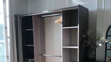 2 habitaciones, escritorio y tabla de planchar con plancha