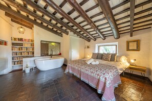 7 bedrooms, iron/ironing board, travel cot, free WiFi