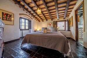 7 habitaciones, tabla de planchar con plancha y cuna de viaje 