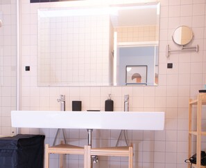 Ducha y bañera combinadas, secador de pelo, toallas y jabón