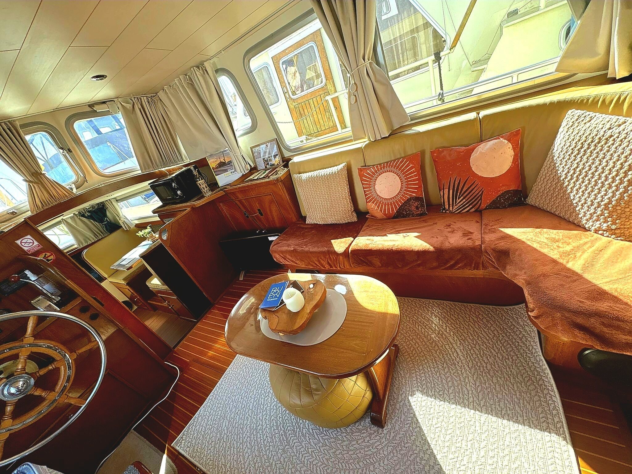 Een televisie en boeken