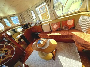 Een televisie en boeken