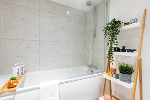 Duschwanne, Handtücher, Seife, Toilettenpapier