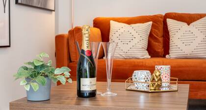 Stylish 2 bed town centre apartment with private parking