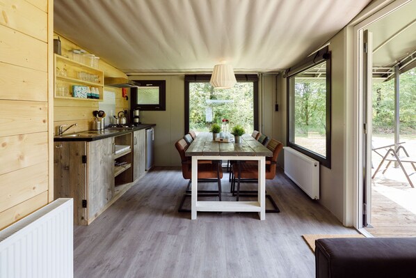 Fridge, stovetop, dishwasher, coffee/tea maker - Beautiful lodge in Appelscha with terrace (Appelscha)