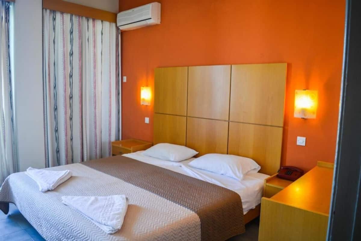 Habitación básica doble | Tabla de planchar con plancha, cuna de viaje y wifi gratis