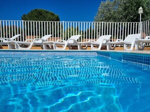 Outdoor pool - Rental of cottages in the Hérault, air-conditioned apartments, swimming pool, quiet (Caux)