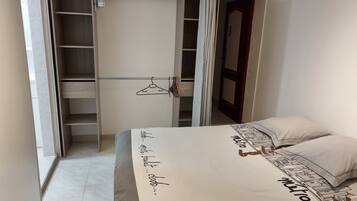 1 slaapkamer, een strijkplank/strijkijzer, reisbedje, gratis wifi