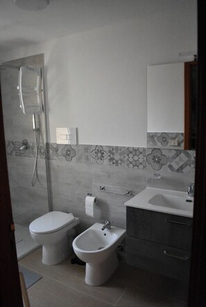 Dusche, Haartrockner, Bidet, Handtücher