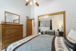3 habitaciones, tabla de planchar con plancha y cuna de viaje