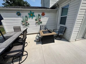 Outdoor dining - NEW REMODEL! ARCADE GAMES, PNG PNG, SKEE BALL, ACCESS TO POOL. WE HAVE IT ALL! (Urbandale)