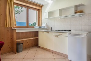 Kühlschrank, Herdplatte, Wasserkocher mit Kaffee-/Teezubehör