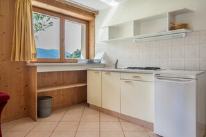 Fridge, stovetop, coffee/tea maker, electric kettle