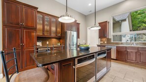 Fridge, microwave, oven, stovetop - Tropical Trail - Lakefront house, cottage & dock (Sunrise Beach)