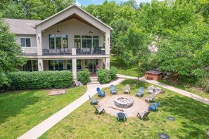 Terrace/patio - Tropical Trail - Lakefront house, cottage & dock (Sunrise Beach)