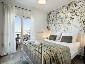 1 غرفة نوم وخزنة داخل الغرفة ومساحة عمل للكمبيوتر المحمول