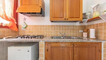 Fridge, stovetop, coffee/tea maker, toaster