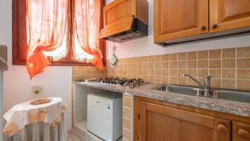 Kühlschrank, Herdplatte, Wasserkocher mit Kaffee-/Teezubehör, Toaster