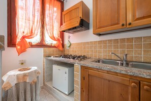 Fridge, stovetop, coffee/tea maker, toaster - Holiday Home 'Monolocale Il Girasole' close to City Centre with Garden & A/C (Villaputzu)