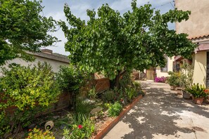 Property grounds - Holiday Home 'Monolocale Il Girasole' close to City Centre with Garden & A/C (Villaputzu)