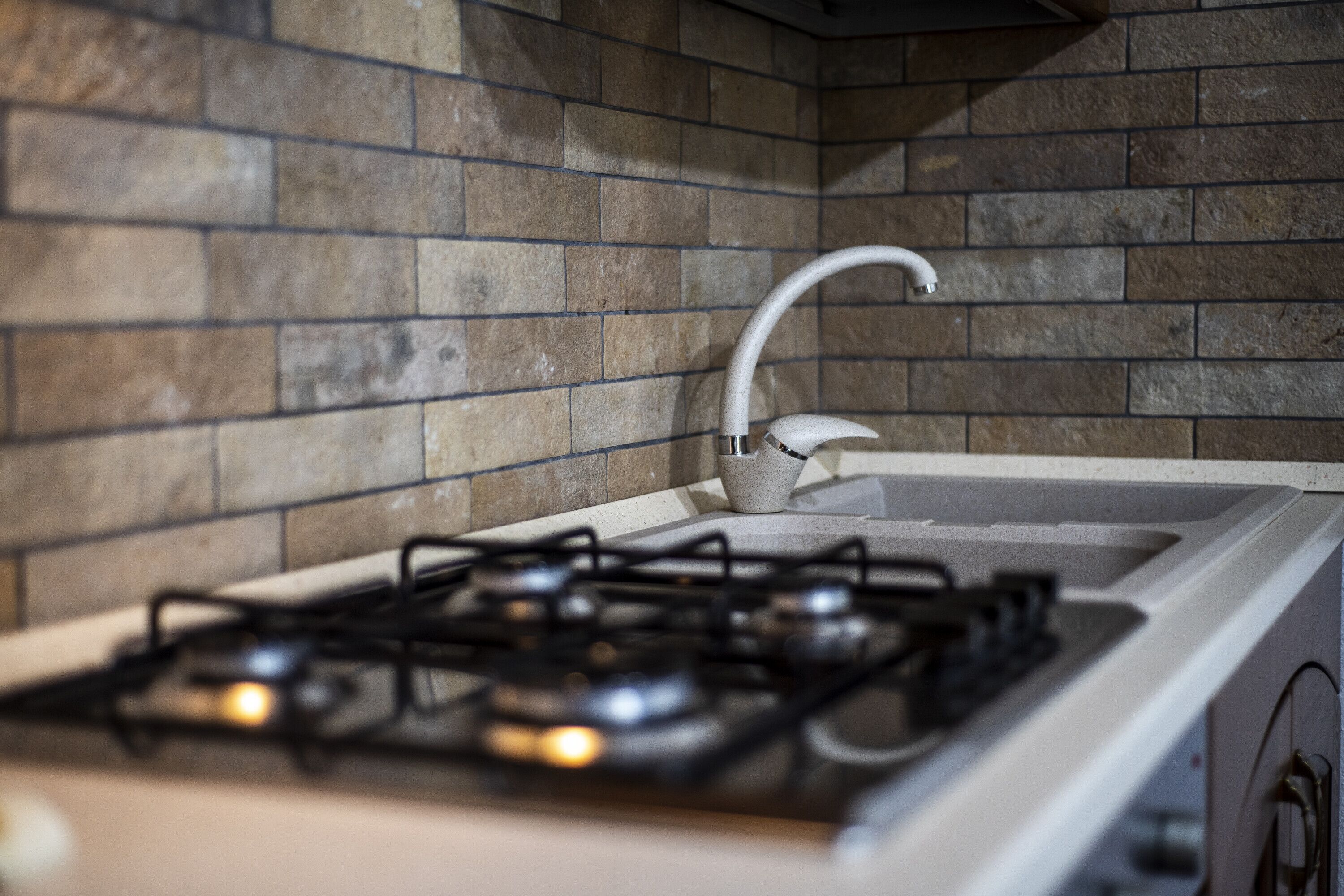 Frigorífic, forn, placa de cuina i cafetera i tetera 