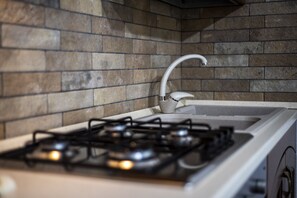 Réfrigérateur, four, plaque de cuisson, cafetière/bouilloire