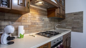 Refrigerador, horno, parrilla de estufa y cafetera y tetera