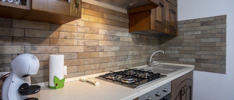 Fridge, oven, stovetop, coffee/tea maker