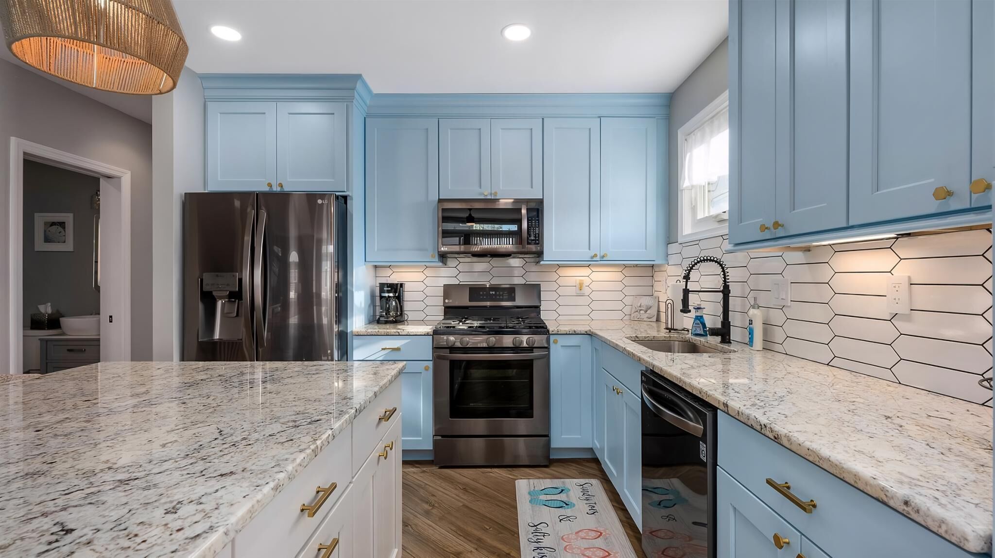 Frigorifero, forno, piano cottura, lavastoviglie