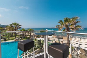 Outdoor dining - Studio Apartment 'Mirage Arillas Studio Type A4' with Sea View, Pool, Balcony & Wi-Fi (corfu)
