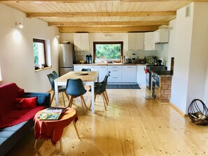 Kühlschrank, Ofen, Kochgeschirr/Geschirr/Besteck, Esstisch