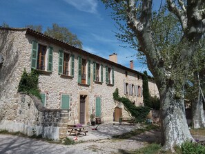 المنشأة  من الخارج