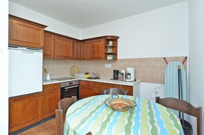Refrigerador, horno, placa de cocina, cafetera/tetera