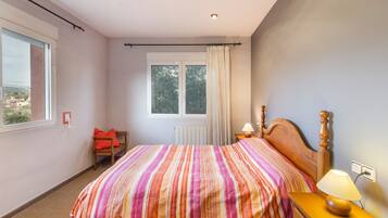 4 slaapkamers, een strijkplank/strijkijzer, gratis wifi, beddengoed