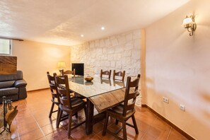 Dining - Chalet Casa de Lozano y Rueda with Mountain View, Pool, Garden & Wi-Fi (Moratalla)