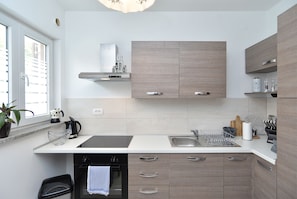 Kühlschrank, Ofen, Herdplatte, Wasserkocher mit Kaffee-/Teezubehör