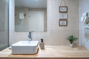 Een douche, een haardroger, handdoeken