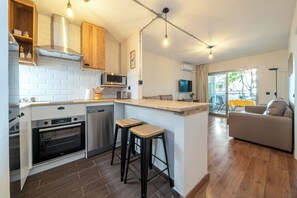 Fridge, microwave, oven, stovetop - Apartment 'Apartamentos Salou - 112' with Shared Pool, Wi-Fi and Air Conditioning (Salou)