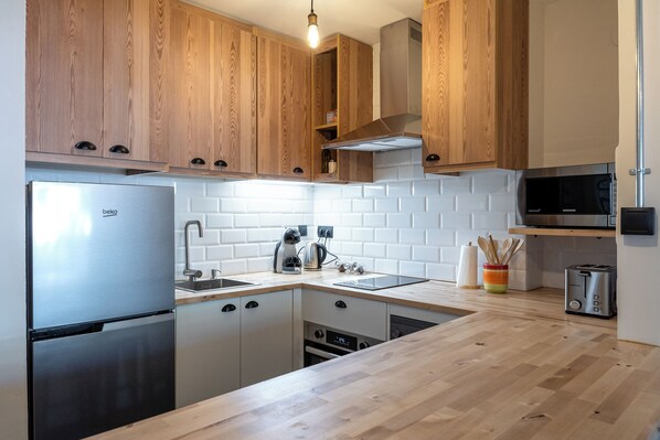 Kühlschrank, Mikrowelle, Ofen, Herdplatte