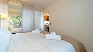 1 habitación, tabla de planchar con plancha, wifi gratis y ropa de cama