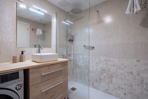 Dusche, kostenlose Toilettenartikel, Haartrockner, Handtücher