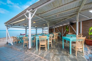 Outdoor dining - Studio 'Mirage Arillas Studio Type A6' with Sea View, Pool & Wi-Fi (corfu)