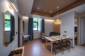 Familie suite | Woonruimte | Een 65-inch smart-tv met kabelzenders, een televisie en Netflix
